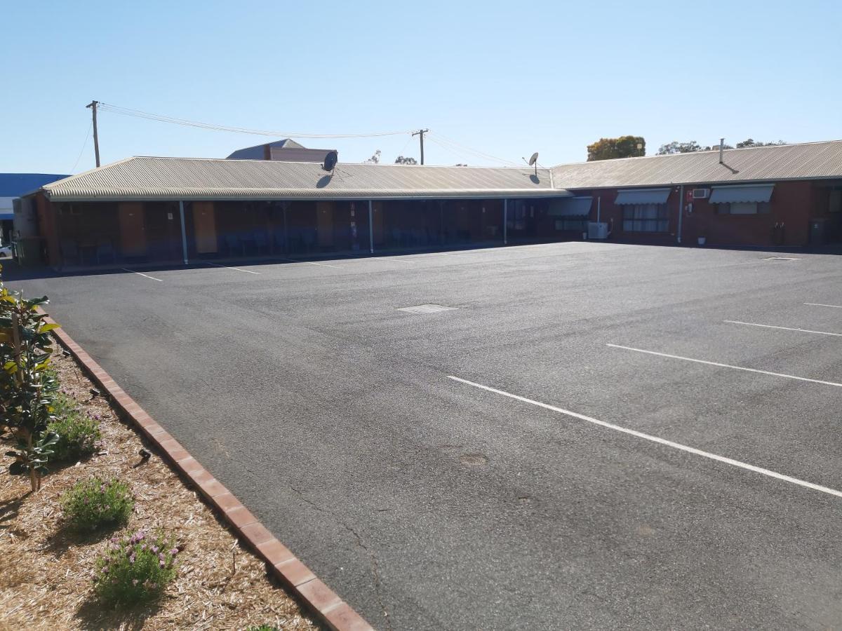 Country Mile Motor Inn Forbes Extérieur photo