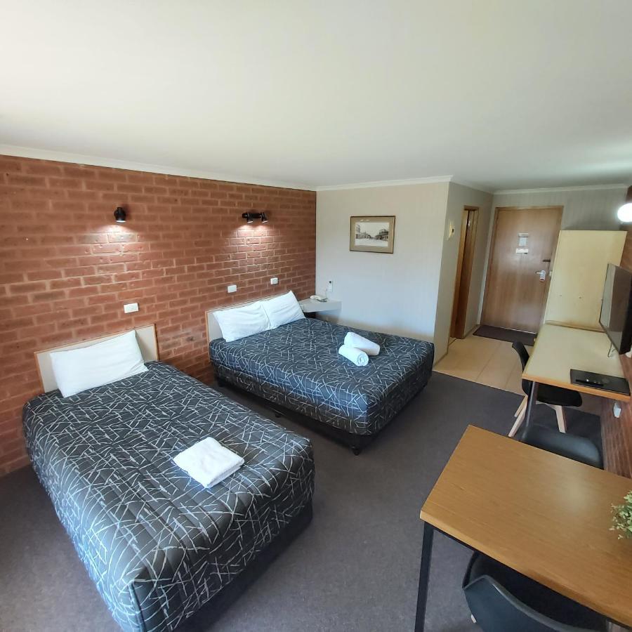 Country Mile Motor Inn Forbes Extérieur photo