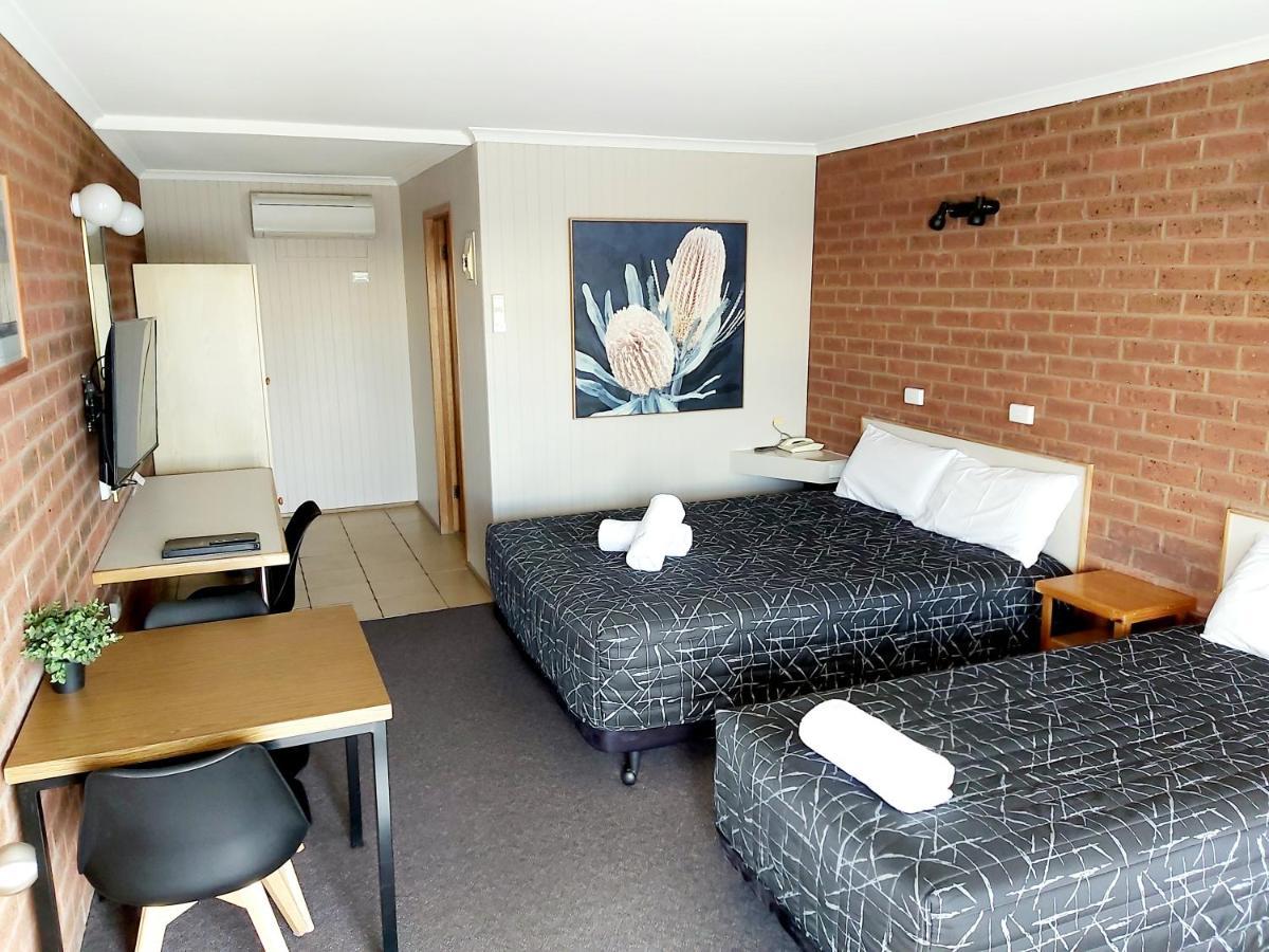 Country Mile Motor Inn Forbes Extérieur photo
