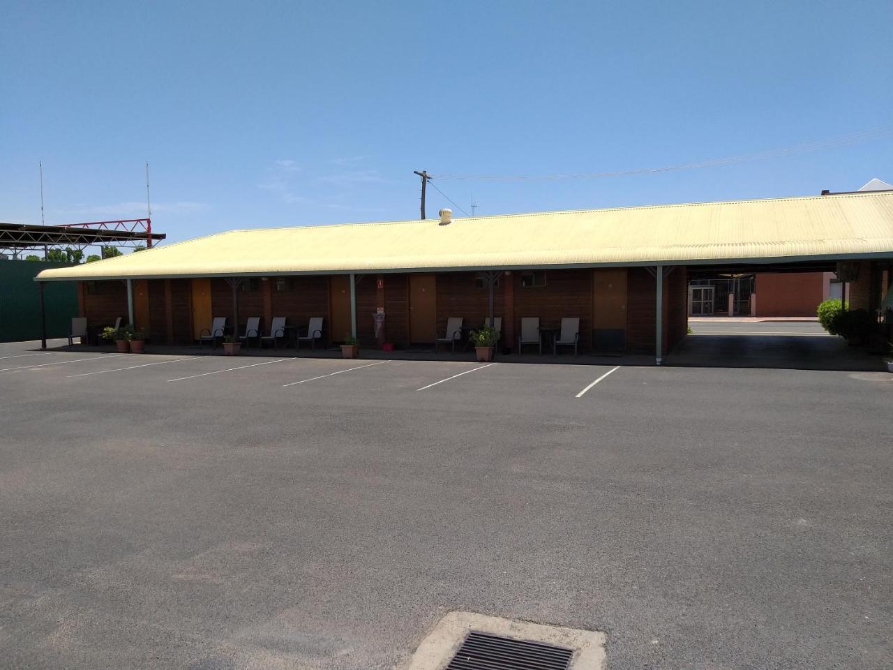Country Mile Motor Inn Forbes Extérieur photo